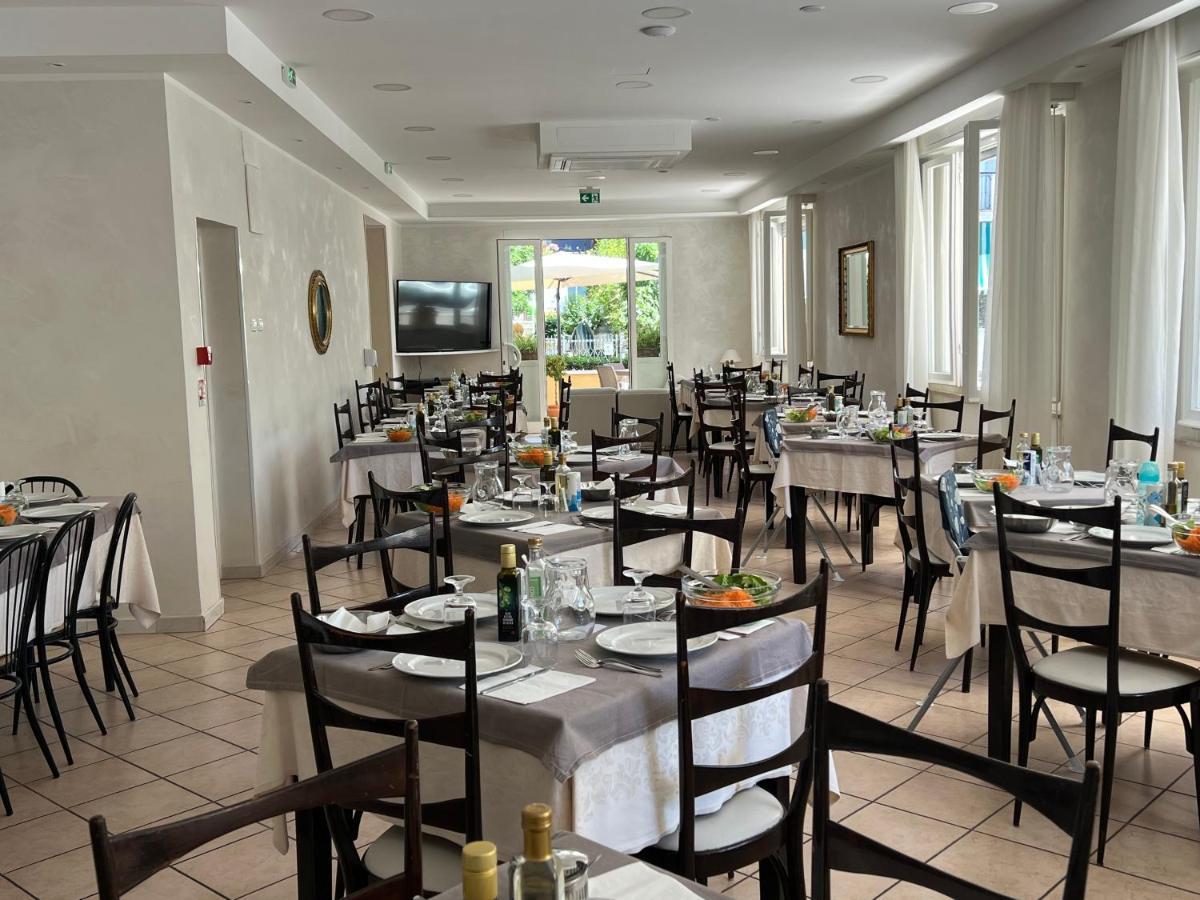Hotel Monti Riccione Esterno foto