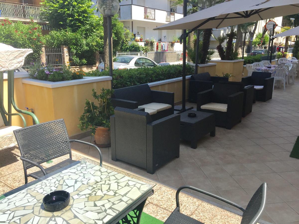 Hotel Monti Riccione Esterno foto