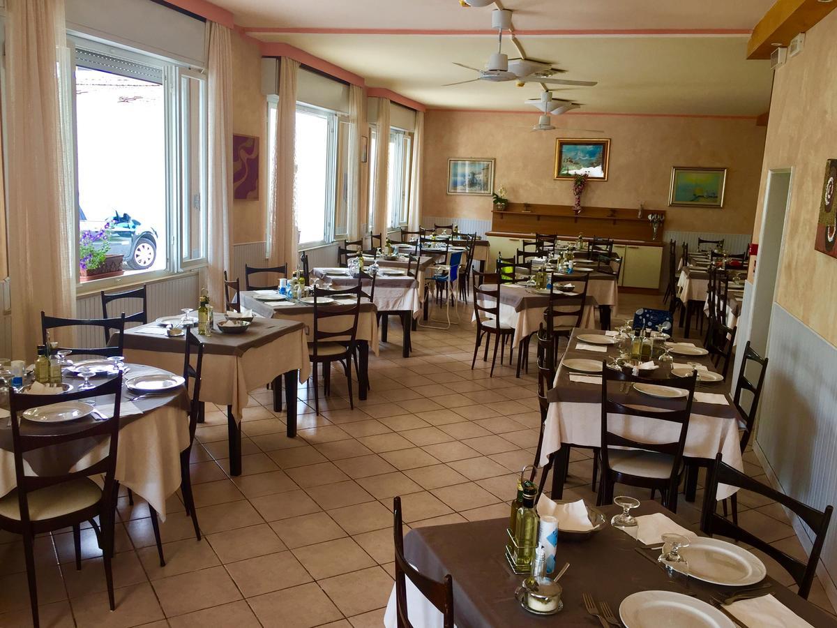 Hotel Monti Riccione Esterno foto