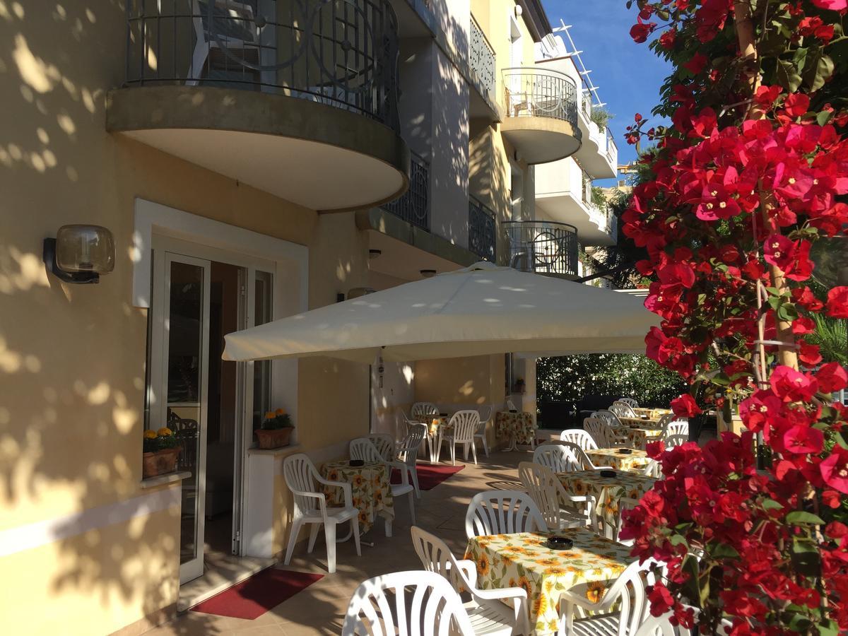 Hotel Monti Riccione Esterno foto