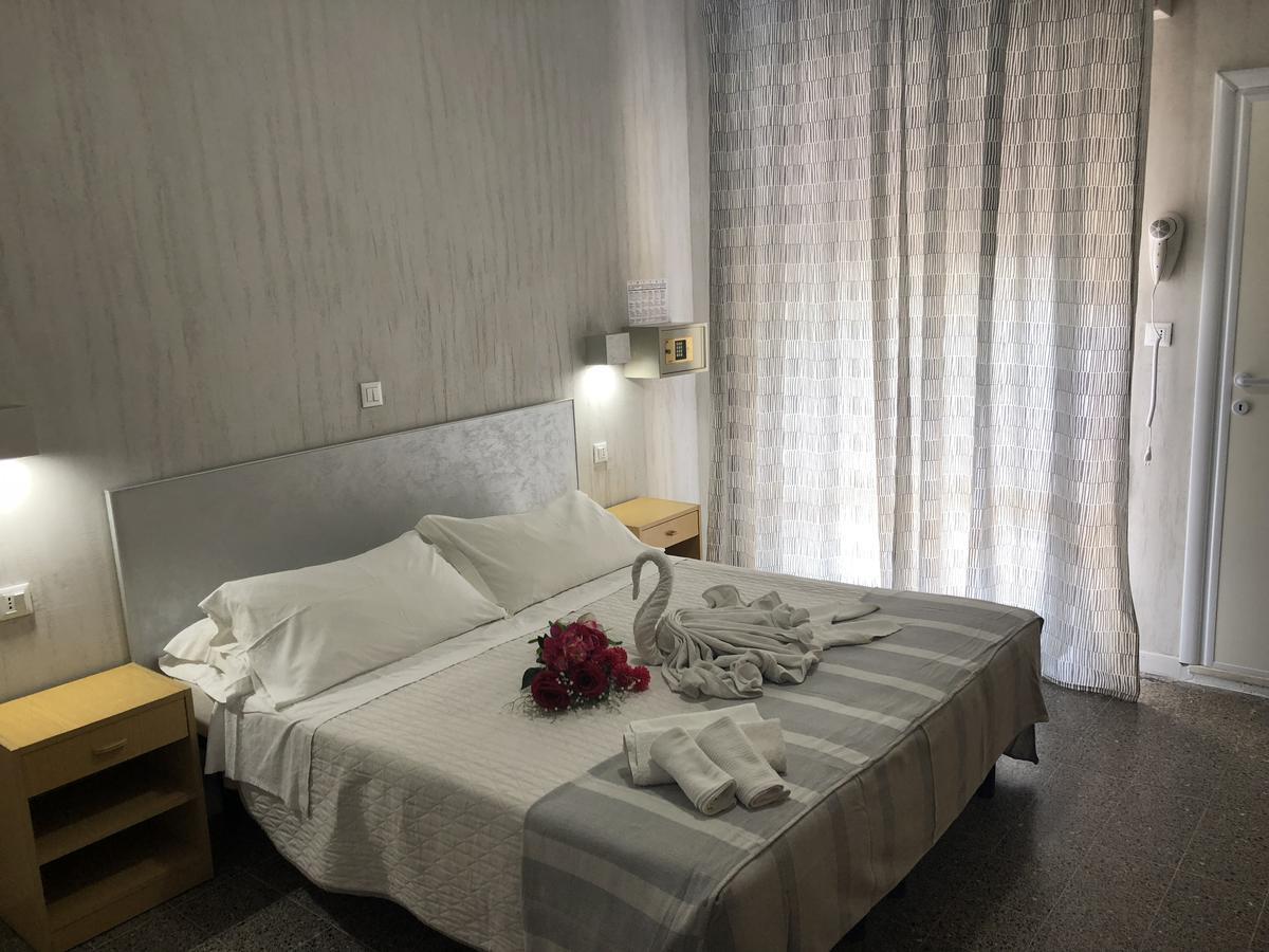 Hotel Monti Riccione Esterno foto